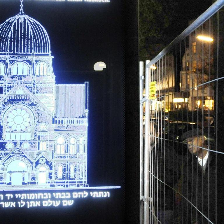 Lichttafel der zerstörten Synagoge am Joseph-Carlebach-Platz.