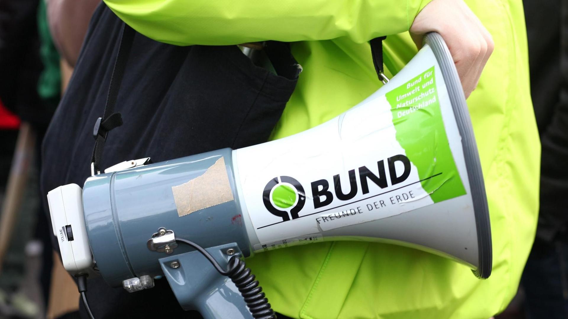 Ein Demonstrant hält ein Megafon mit einem Aufkleber mit der der Ausfschrift "BUND" - für Bund für Umwelt und Naturschutz Deutschland - bei einer Demonstration Ein Demonstrant hält ein Megafon mit einem Aufkleber mit der der Ausfschrift "BUND" - für Bund für Umwelt und Naturschutz Deutschland - bei einer Demonstration