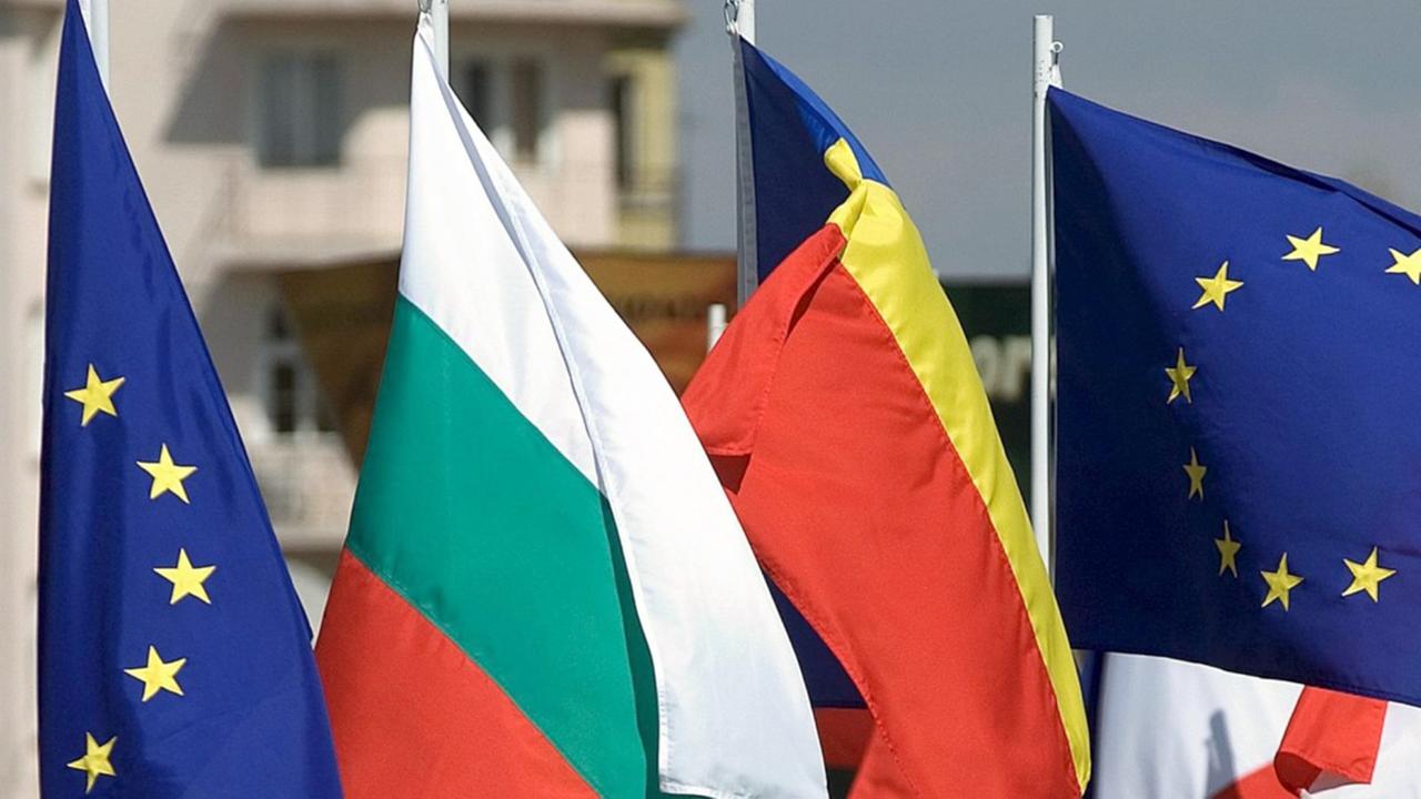 Die Fahnen von Rumänien und Bulgarien wehen neben Flaggen der EU Die Fahnen von Rumänien und Bulgarien wehen neben Flaggen der EU