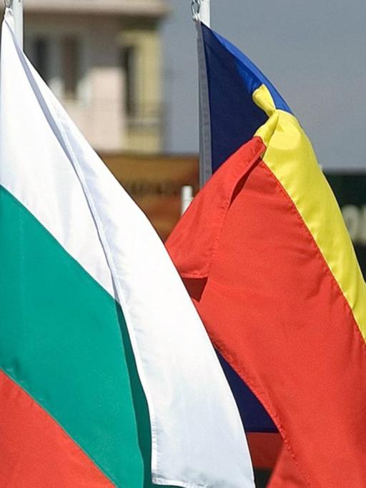 Die Fahnen von Rumänien (zweite von rechts) und Bulgarien wehen neben Flaggen der EU.