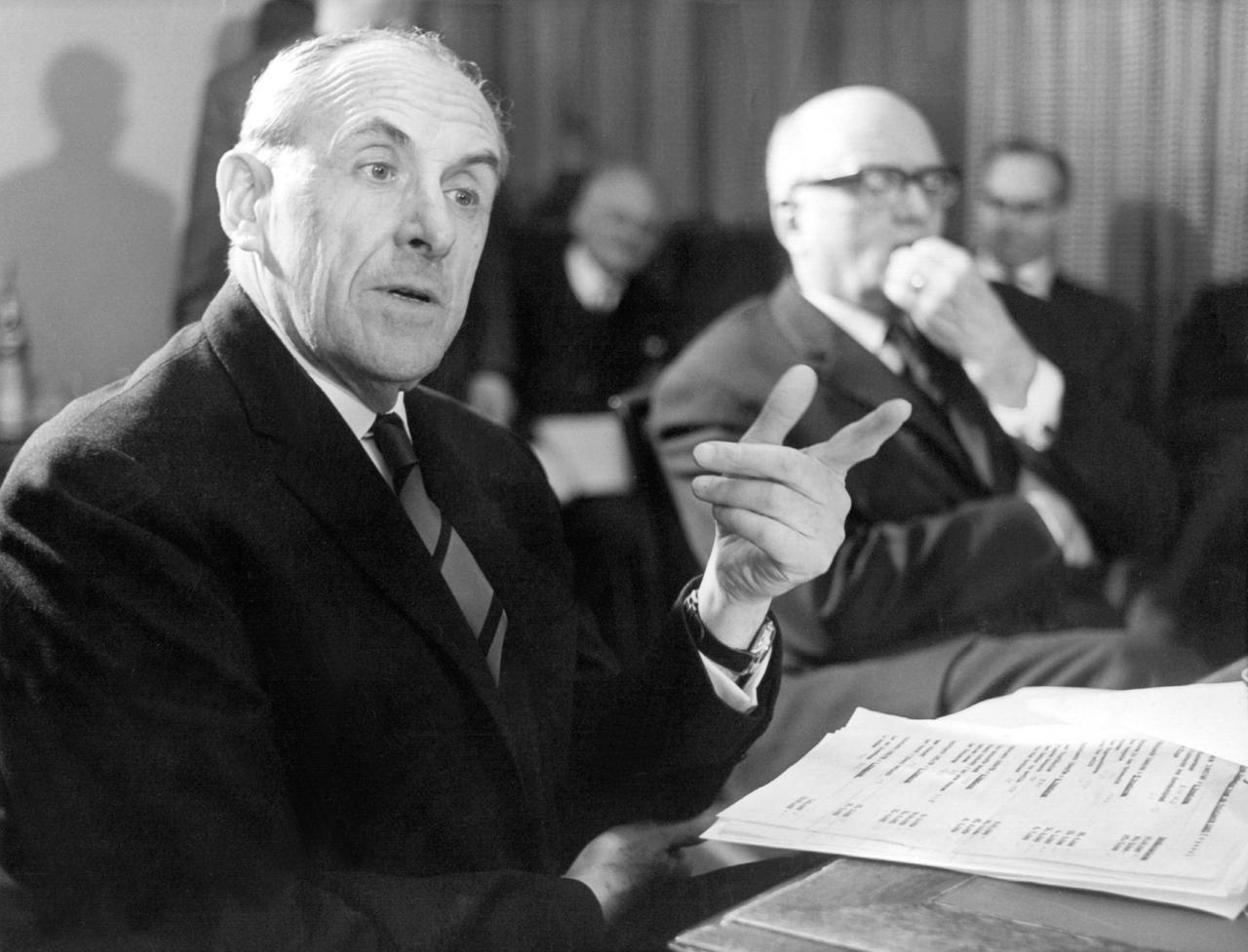 walter felsenstein 1965 bei pressekonferenz in stuttgart walter felsenstein 1965 bei pressekonferenz in stuttgart