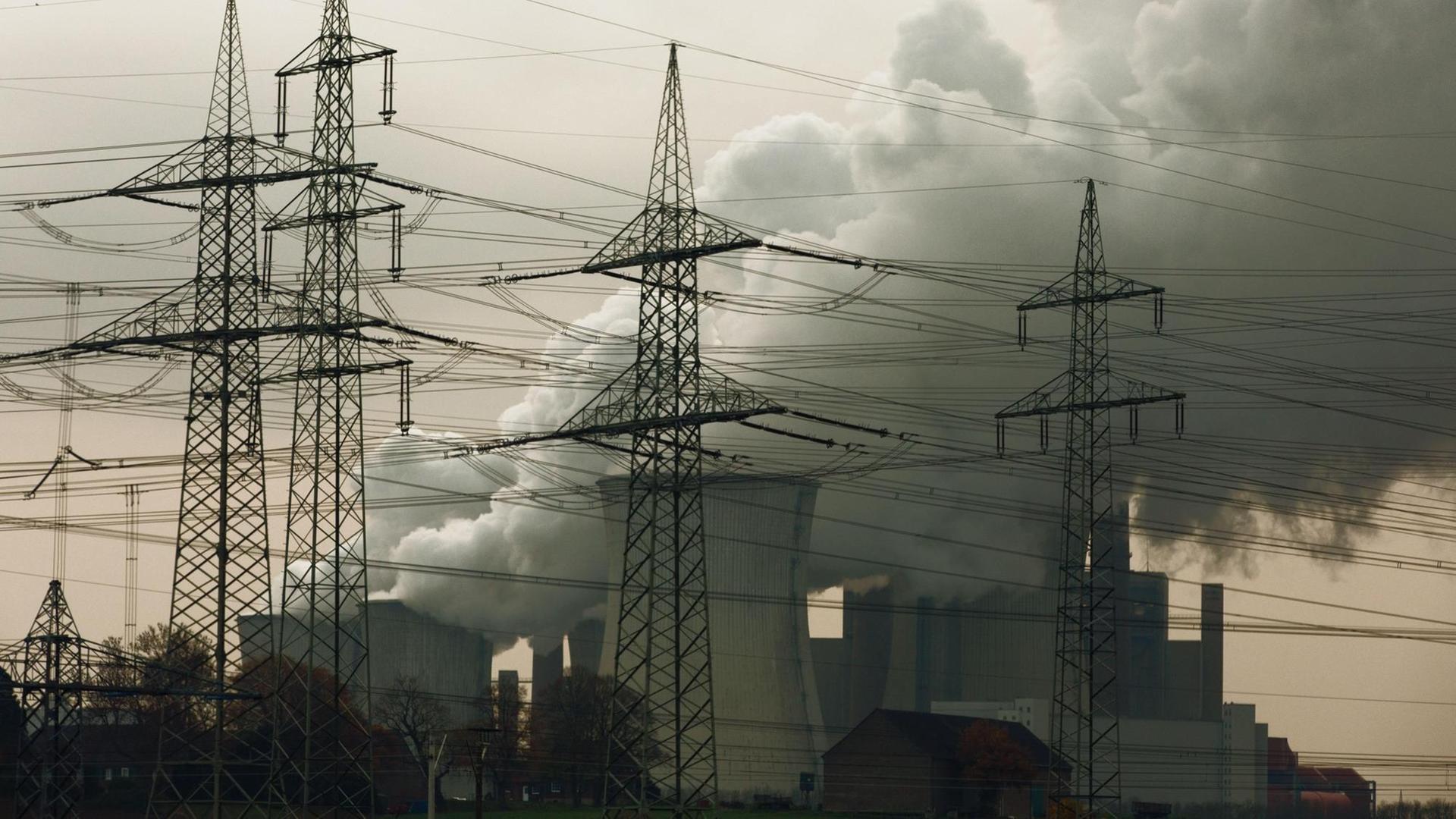 Braunkohlenkraftwerk von RWE in Neurath in NRW, davor Strommasten. Braunkohlenkraftwerk von RWE in Neurath in NRW, davor Strommasten.