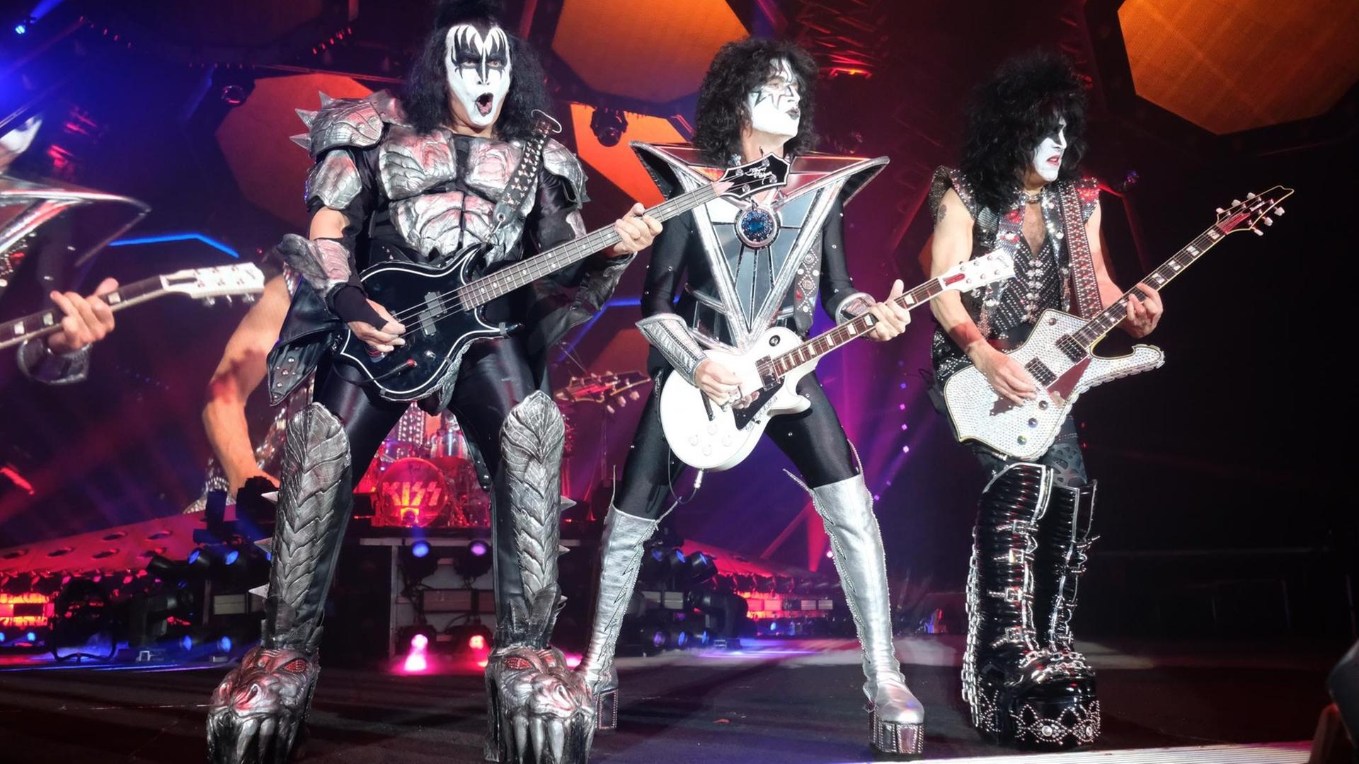Die Musiker Gene Simmons (l-r), Thommy Thayer und Paul Stanley von der Band „Kiss“ bei ihrem Auftritt in der Arena Leipzig. Das Konzert ist Teil ihrer Abschiedstournee. Die Musiker Gene Simmons (l-r), Thommy Thayer und Paul Stanley von der Band „Kiss“ bei ihrem Auftritt in der Arena Leipzig. Das Konzert ist Teil ihrer Abschiedstournee.