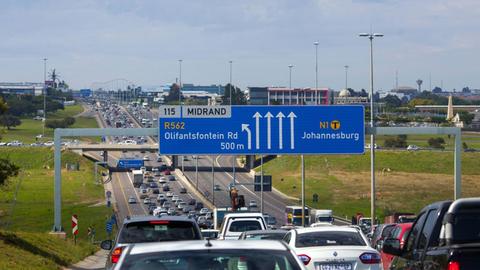Verkehr auf der Autobahn N1 zwischen Pretoria und Johannesburg in Südafrika.