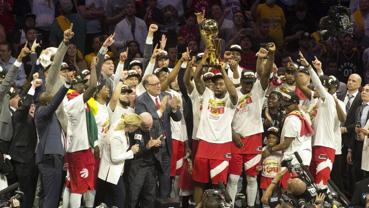 Die Toronto Raptors feiern ihren Sieg im Finale der NBA: Der Titel geht damit erstmalig nach Kanada. Die Toronto Raptors feiern ihren Sieg im Finale der NBA: Der Titel geht damit erstmalig nach Kanada.