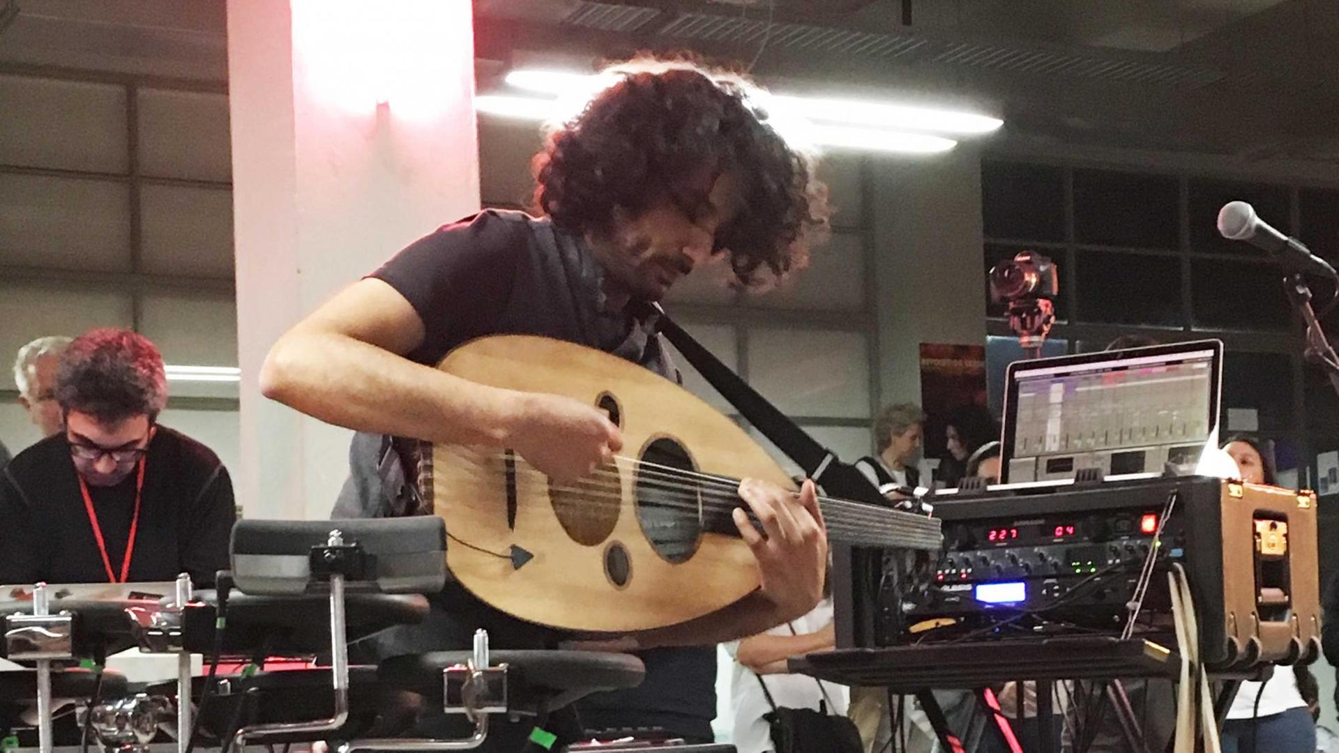 Der irakische Musiker Khyam Allami an der elektronischen Oud beim Irtijal-Festival in Beirut. Der irakische Musiker Khyam Allami an der elektronischen Oud beim Irtijal-Festival in Beirut.