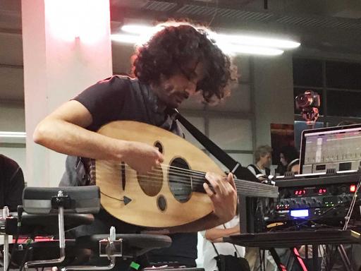 Der irakische Musiker Khyam Allami an der elektronischen Oud beim Irtijal-Festival in Beirut.
