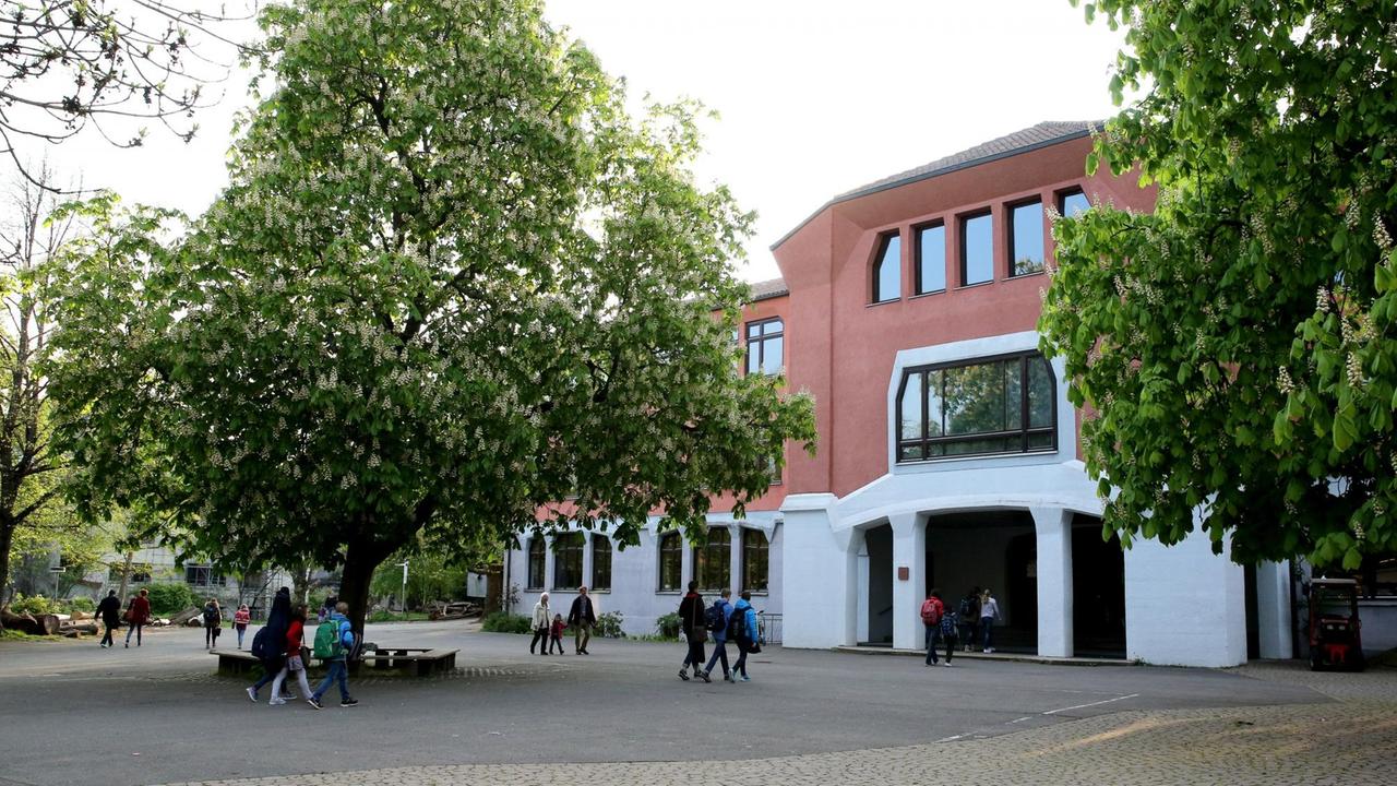 Zu sehen ist das moderne Haupthaus der Waldorfschule Uhlandshöhe in Stuttgart.
