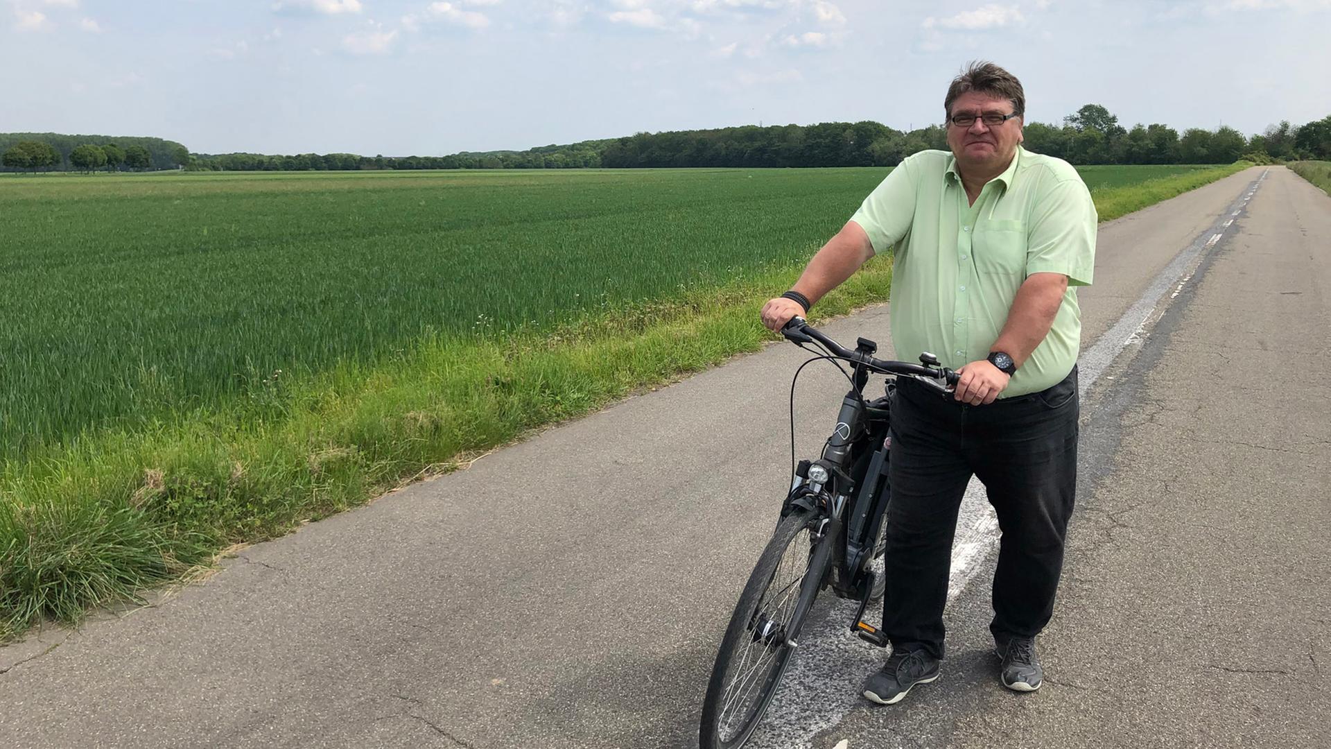 Der Bezirksbürgermeister von Köln-Chorweiler, Reinhard Zöllner, in den Feldern, auf denen einmal das Stadtviertel "Im Kreuzfeld" entstehen soll. Der Bezirksbürgermeister von Köln-Chorweiler, Reinhard Zöllner, in den Feldern, auf denen einmal das Stadtviertel "Im Kreuzfeld" entstehen soll.