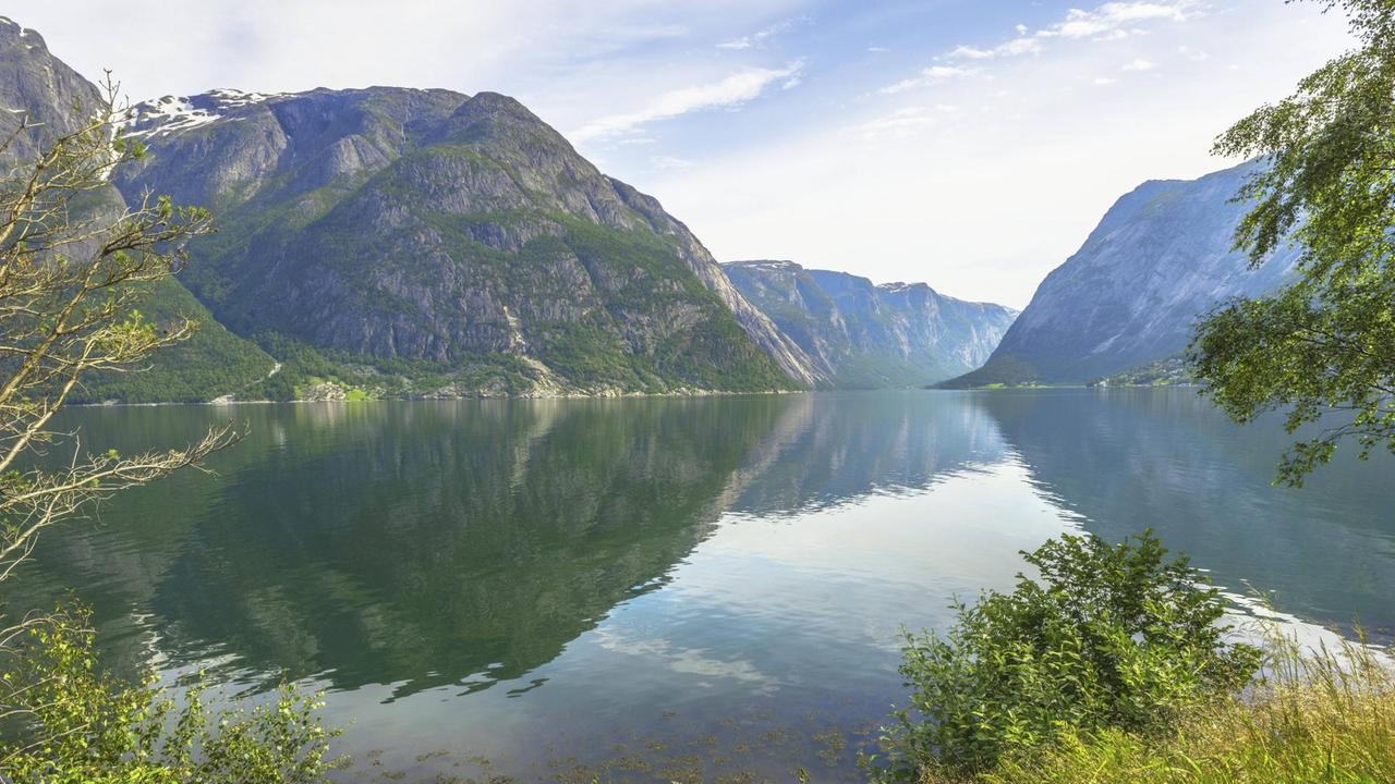 Der Eidfjord, ein Teil des Hardangerfjords, mit Spiegelung der Berge Der Eidfjord, ein Teil des Hardangerfjords, mit Spiegelung der Berge