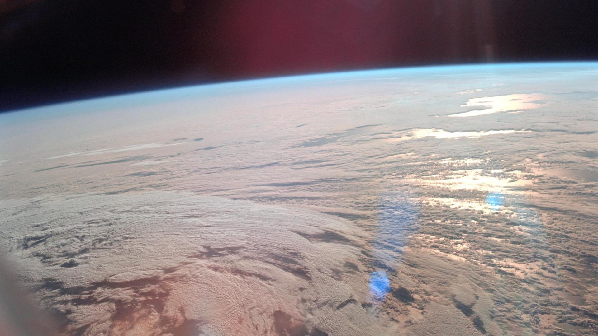 Am zweiten Tag ihrer Mission mit dem Ziel der ersten Mondlandung schießt die Crew von Apollo 11 dieses Foto eines Wolkenwirbels in der Erdatmosphäre. Am zweiten Tag ihrer Mission mit dem Ziel der ersten Mondlandung schießt die Crew von Apollo 11 dieses Foto eines Wolkenwirbels in der Erdatmosphäre.