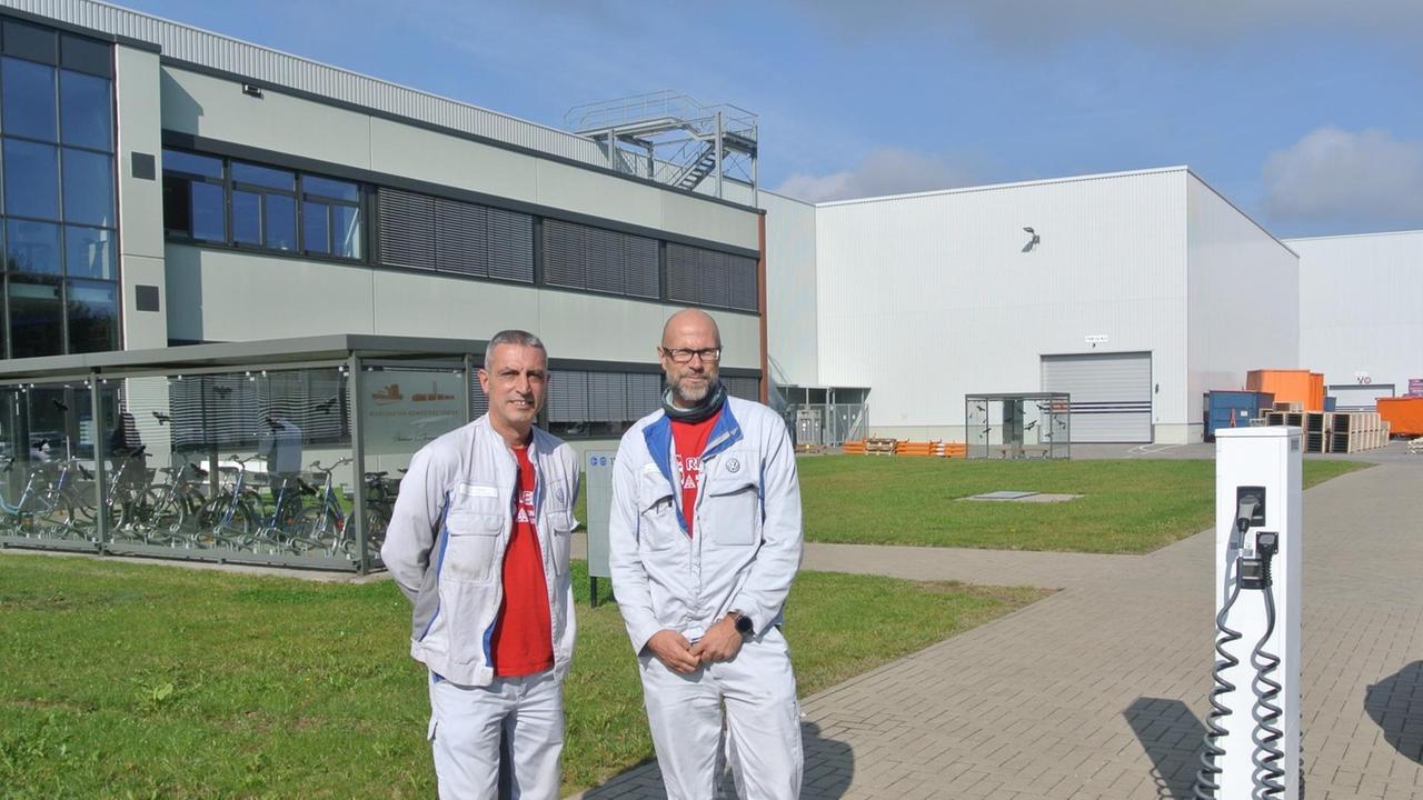 Betriebsrat Torsten Ullmann mit einem Kollegen auf dem Firmengelände von VW in Zwickau.
