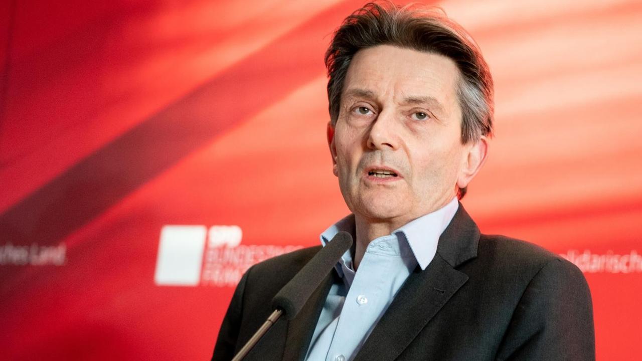 10.12.2019, Berlin: Rolf Mützenich, Fraktionsvorsitzender der SPD im Bundestag, spricht zu Beginn der Sitzung der SPD-Bundestagsfraktion zu den Medienvertretern. 10.12.2019, Berlin: Rolf Mützenich, Fraktionsvorsitzender der SPD im Bundestag, spricht zu Beginn der Sitzung der SPD-Bundestagsfraktion zu den Medienvertretern.