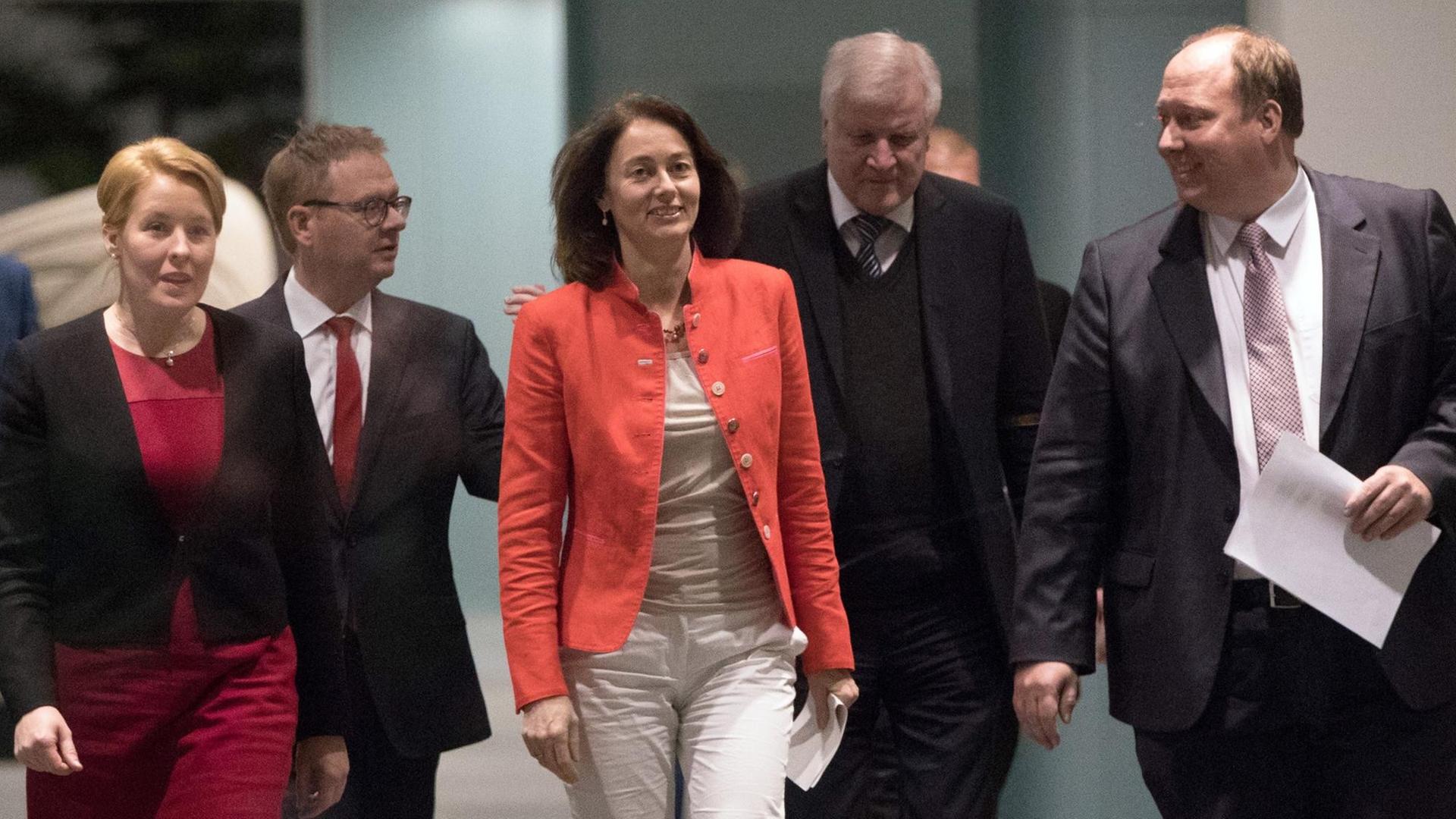 Familienministerin Giffey (l-r, SPD), Gesundheits-Staatssekretär Gebhart (CDU), Justizministerin Barley (SPD), Innenminister Seehofer (CSU) und Kanzleramtsminister Braun (CDU) im Kanzleramt Familienministerin Giffey (l-r, SPD), Gesundheits-Staatssekretär Gebhart (CDU), Justizministerin Barley (SPD), Innenminister Seehofer (CSU) und Kanzleramtsminister Braun (CDU) im Kanzleramt