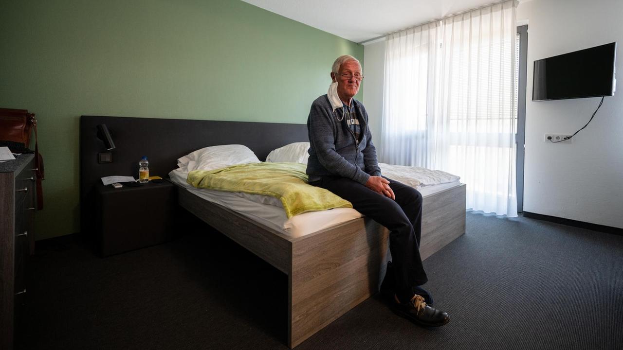 Klaus Perlich (78), Wohnungslos, sitzt in dem Hotel auf seinem Zimmer. Auf Initiative des Landes und in Zusammenarbeit mit einem Mainzer Allgemein- und Notfallmediziner werden ab sofort mehrere Wohnungslose in dem Hotel "Inndependence" untergebracht. Das Hotel darf aufgrund der Coronakrise derzeit nicht belegt werden.