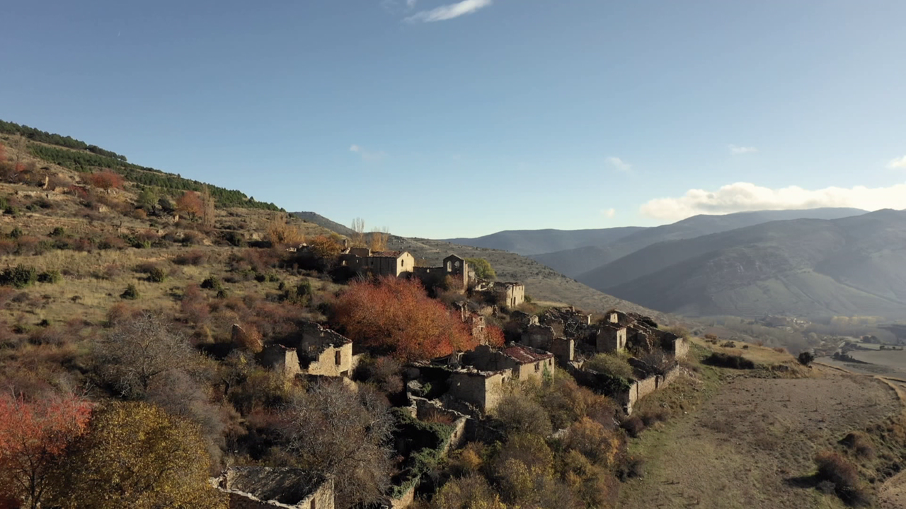 Blick auf ein Dorf mit leerstehenden Häusern Blick auf ein Dorf mit leerstehenden Häusern