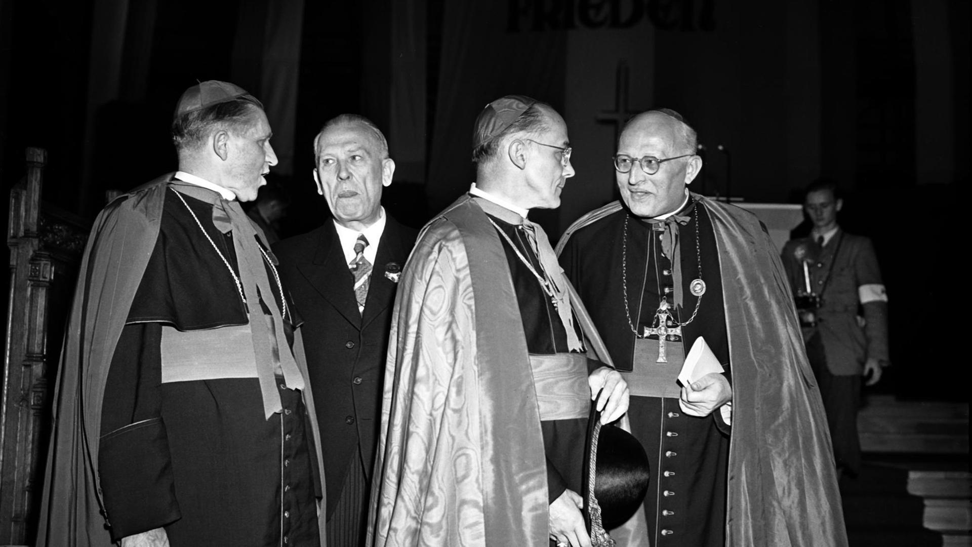 (L-r): Der päpstliche Nuntius Bischof Aloysius Muench, NN, Kardinal Joseph Frings und Erzbischof Lorenz Jaeger. Am 01.09.1949 wurde in Bochum der bis zum 04.09.1949 dauernde 73. Deutsche Katholikentag eröffnet.