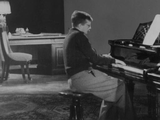 Der Komponist Dimitri Schostakowitsch arbeitet 1941 in seiner Wohnung an der Niederschrift der 7. Symphonie C-Dur (Leningrad) op.60
