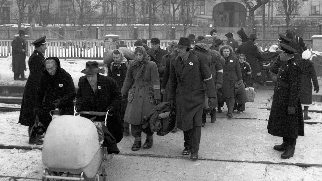 Sudetendeutsche werden am 1. Januar 1946 aus der Tschechoslowakei in Richtung Bayern geschickt. Sudetendeutsche werden am 1. Januar 1946 aus der Tschechoslowakei in Richtung Bayern geschickt.