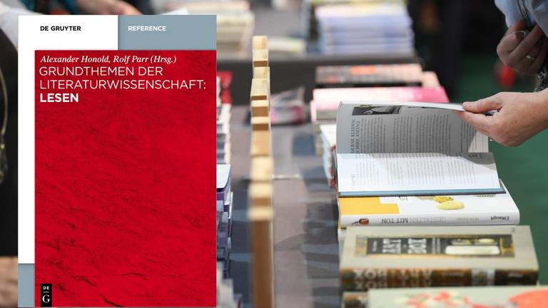 Buchcover: "Grundthemen der Literaturwissenschaft: Lesen" und im Hintergrund einige Bücher Buchcover: "Grundthemen der Literaturwissenschaft: Lesen" und im Hintergrund einige Bücher