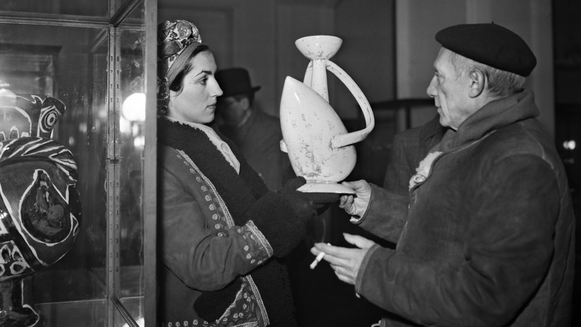 Françoise Gilot und Pablo Picasso bei einer Ausstellung in Paris im Jahr 1948. Françoise Gilot und Pablo Picasso bei einer Ausstellung in Paris im Jahr 1948.