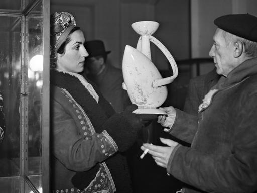 Françoise Gilot und Pablo Picasso bei einer Ausstellung in Paris im Jahr 1948.