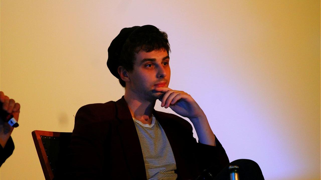 Tobias Bamborschke von Isolation Berlin bei der Veranstaltung "Pop & Depression" des Pop-Kultur-Festivals 2016 in Berlin Tobias Bamborschke von Isolation Berlin bei der Veranstaltung "Pop & Depression" des Pop-Kultur-Festivals 2016 in Berlin