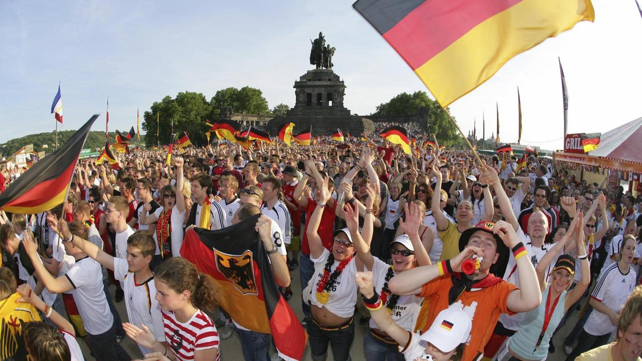 Mehrere tausend Fußballfans sehen am Freitag (09.06.2006) am Deutschen Eck in Koblenz bei der Übertragung des Eröffnungsspiels der Fussball-Weltmeisterschaft 2006. Mehrere tausend Fußballfans sehen am Freitag (09.06.2006) am Deutschen Eck in Koblenz bei der Übertragung des Eröffnungsspiels der Fussball-Weltmeisterschaft 2006.