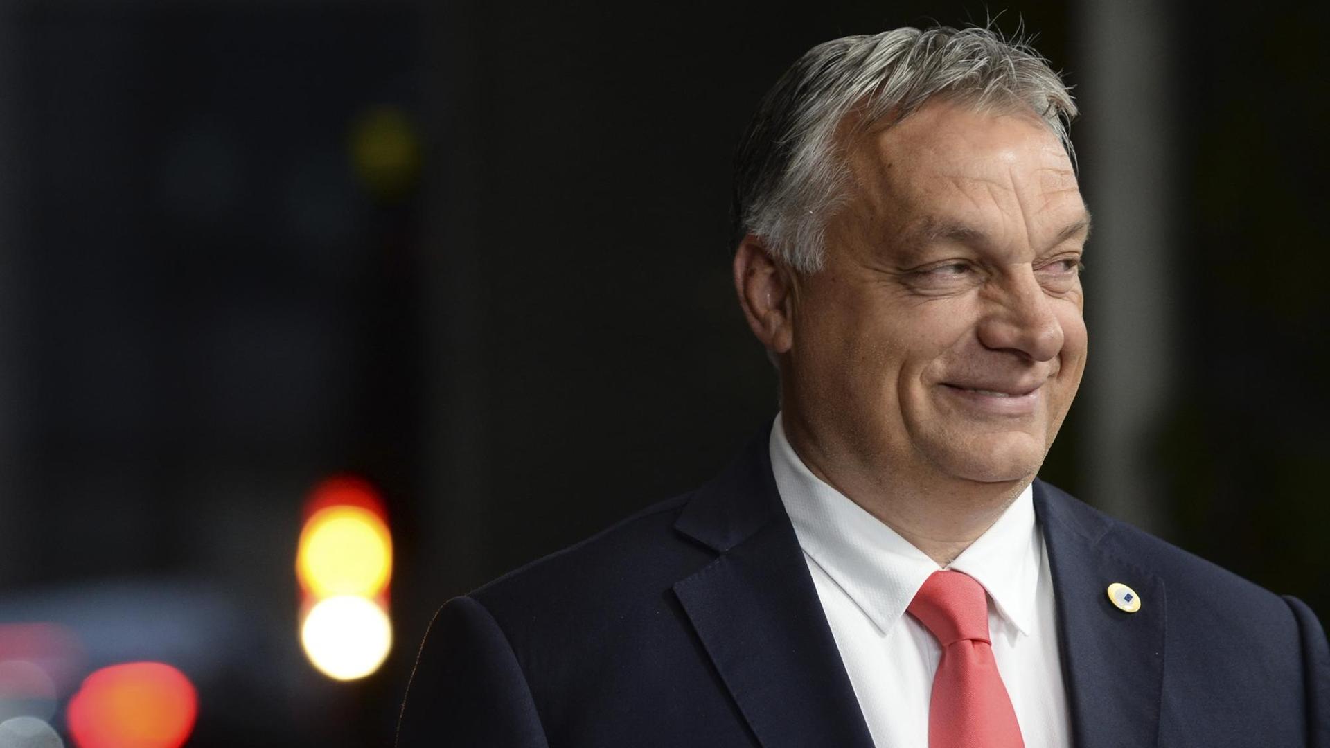 Der ungarische Ministerpräsident Viktor Orban lachend Der ungarische Ministerpräsident Viktor Orban lachend