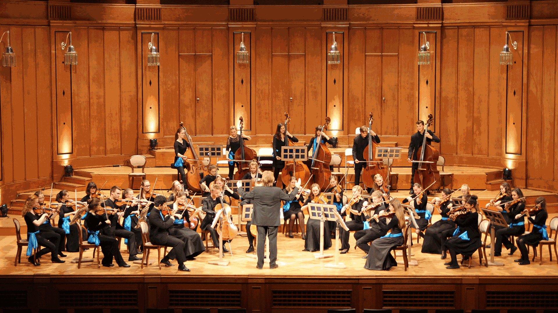 Die Deutsche Streicherphilharmonie bei einem Gastspiel in Bad Kissingen im Mai 2015 Die Deutsche Streicherphilharmonie bei einem Gastspiel in Bad Kissingen im Mai 2015