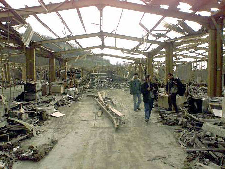 Eine von Nato-Bomben zerstörte Fabrik für Haushaltswaren in der serbischen Stadt Cacak. Eine von Nato-Bomben zerstörte Fabrik für Haushaltswaren in der serbischen Stadt Cacak.