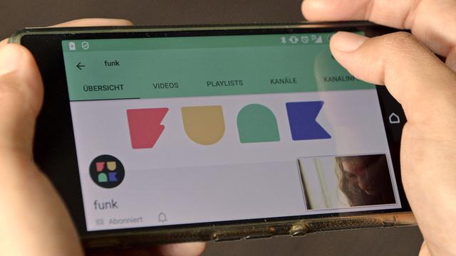 Eine Frau schaut sich am 30.09.2016 in Berlin auf ihrem Smartphone den Youtubekanal von "funk" an. "funk" ist das neue multimediale Angebot für Jugendliche von ARD und ZDF.