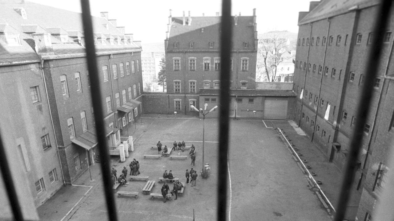 Blick durch ein vergittertes Fenster einer Gefängniszelle im Frauengefängnis Stollberg - Hoheneck, aufgenommen im Dezember 1989. In Hoheneck waren kriminelle und politische Gefangene untergebracht. Mit der politischen Wende im Herbst 1989 in der DDR forderten in vielen Strafvollzugsanstalten der DDR Häftlinge ihre Rechte ein. Blick durch ein vergittertes Fenster einer Gefängniszelle im Frauengefängnis Stollberg - Hoheneck, aufgenommen im Dezember 1989. In Hoheneck waren kriminelle und politische Gefangene untergebracht. Mit der politischen Wende im Herbst 1989 in der DDR forderten in vielen Strafvollzugsanstalten der DDR Häftlinge ihre Rechte ein.