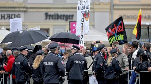 Pegida-Anhänger protestieren am 03.10.2016 vor der Frauenkirche in Dresden (Sachsen). Zum Höhepunkt und Abschluss der Feierlichkeiten zum Tag der Deutschen Einheit werden an diesem Montag die höchsten Repräsentanten des Staates in Dresden erwartet.