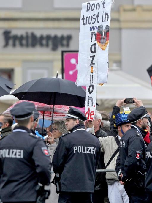 Pegida-Anhänger protestieren am 03.10.2016 vor der Frauenkirche in Dresden (Sachsen). Zum Höhepunkt und Abschluss der Feierlichkeiten zum Tag der Deutschen Einheit werden an diesem Montag die höchsten Repräsentanten des Staates in Dresden erwartet.