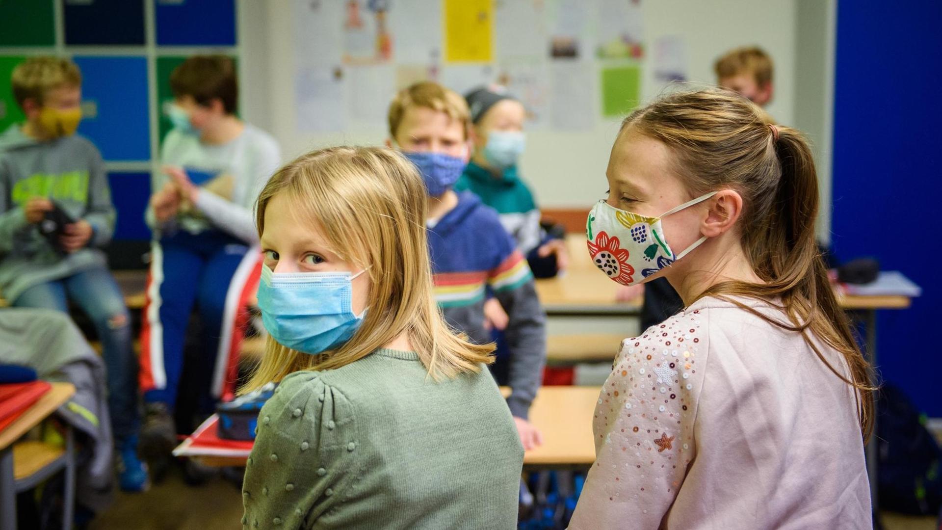 Schülerinnen und Schüler einer sechsten Klasse der Max-Planck-Schule Kiel warten in ihrem Klassenzimmer auf den Unterrichtsbeginn nach den Herbstferien und tragen dabei einen Mund-Nasen-Schutz. Schülerinnen und Schüler einer sechsten Klasse der Max-Planck-Schule Kiel warten in ihrem Klassenzimmer auf den Unterrichtsbeginn nach den Herbstferien und tragen dabei einen Mund-Nasen-Schutz.