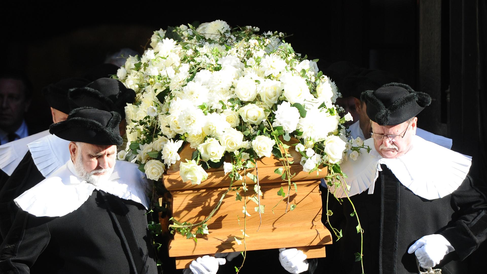 Nach der Trauerfeier für den verstorbenen Schriftsteller Siegfried Lenz in der Hauptkirche St. Michaelis in Hamburg wird am 28.10.2014 der mit weißen Blumen geschmückte Sarg aus der Kirche getragen Nach der Trauerfeier für den verstorbenen Schriftsteller Siegfried Lenz in der Hauptkirche St. Michaelis in Hamburg wird am 28.10.2014 der mit weißen Blumen geschmückte Sarg aus der Kirche getragen