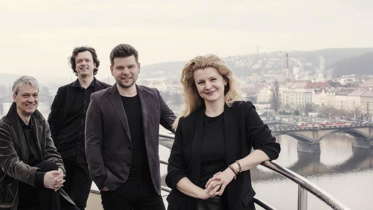 Das Bild zeigt das Pavel Haas Quartett auf einer Aussichtsplattform an einem bewölktem Tag. Das Bild zeigt das Pavel Haas Quartett auf einer Aussichtsplattform an einem bewölktem Tag.