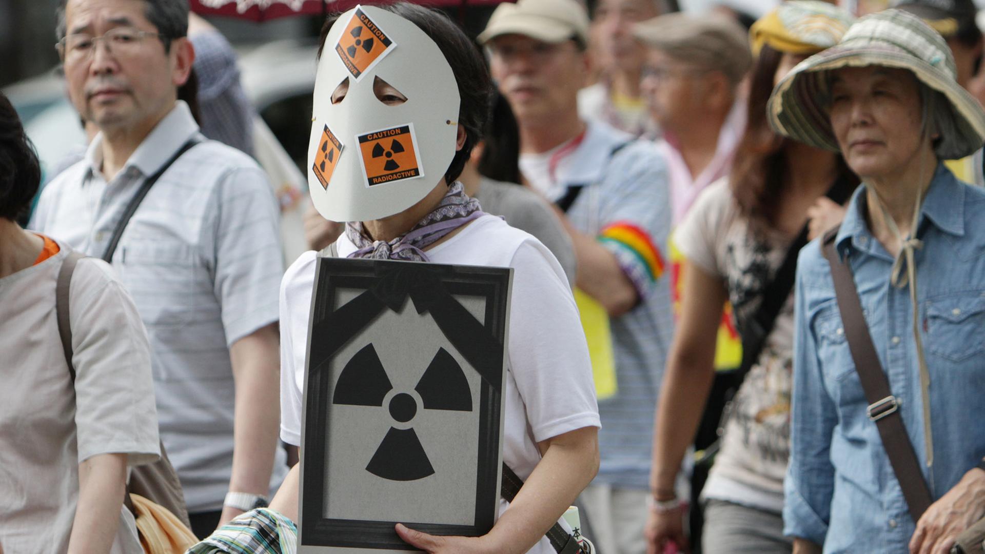 Atomkraft-Gegner demonstrieren im japanischen Osaka. Atomkraft-Gegner demonstrieren im japanischen Osaka.