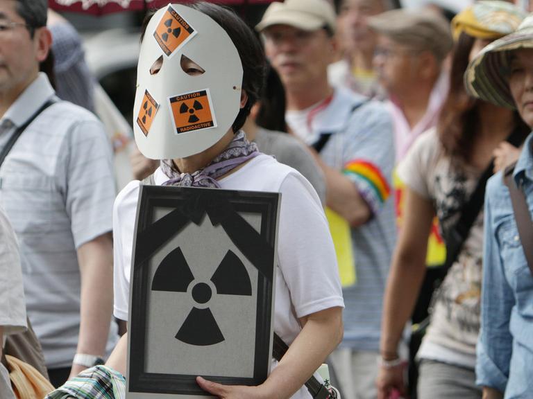 Atomkraft-Gegner demonstrieren im japanischen Osaka.