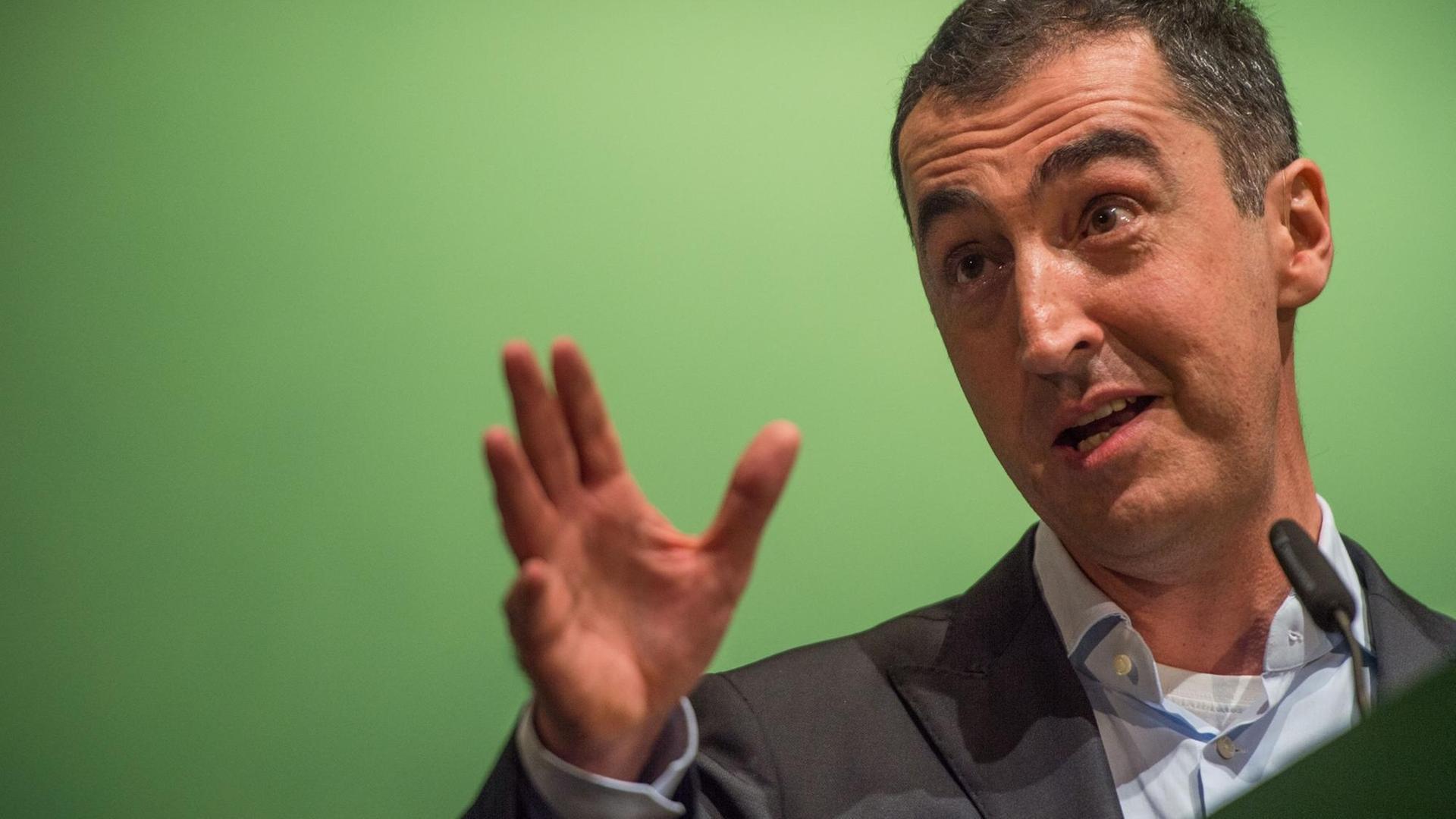 Der Bundesvorsitzende der Partei Bündnis 90/Die Grünen, Cem Özdemir am Rednerpult Der Bundesvorsitzende der Partei Bündnis 90/Die Grünen, Cem Özdemir am Rednerpult