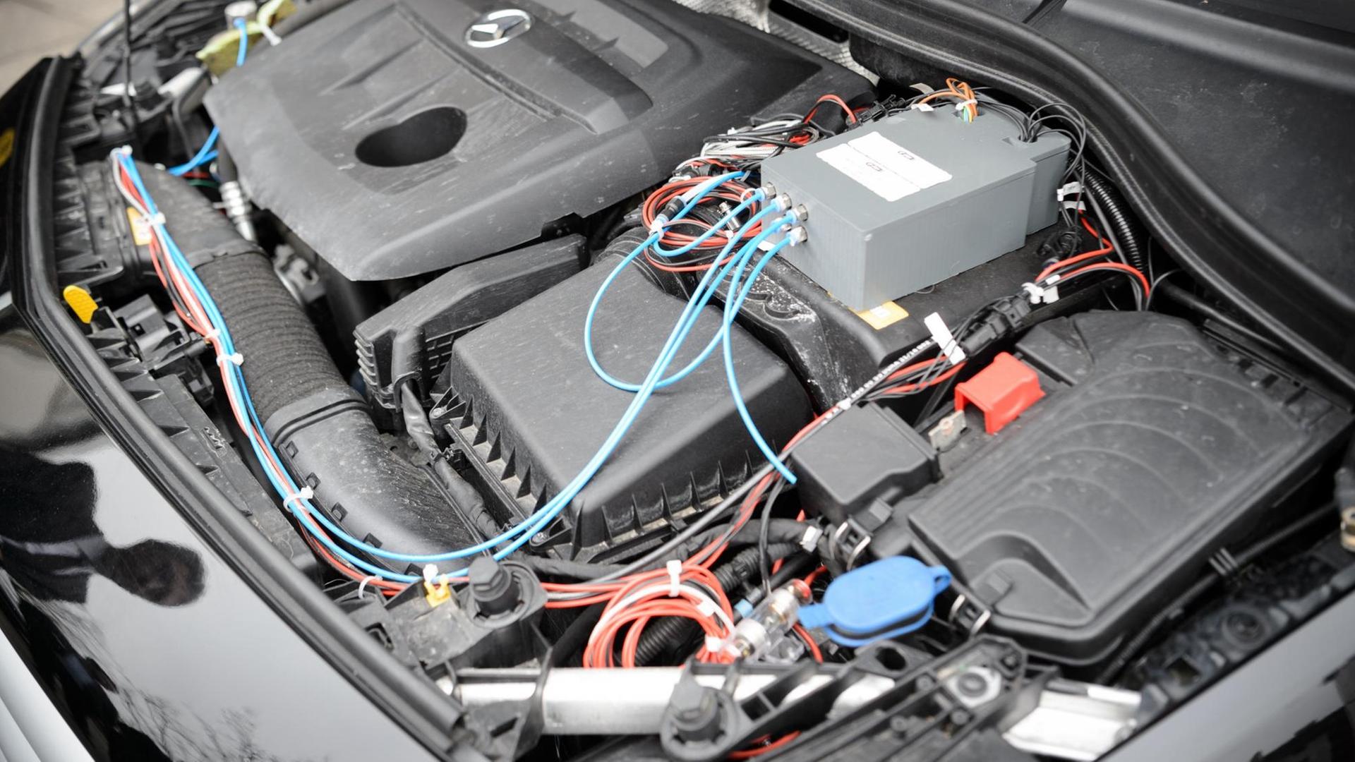 20.02.2018, Baden-Württemberg, Stuttgart: Im Motorraum eines Testfahrzeuges sind die Bauteile zu sehen, die im Rahmen einer Umrüstung eingebaut wurde.Der ADAC Württemberg und das Verkehrsministerium Baden-Württemberg haben gemeinsam getestet, welchen Effekt die Hardware-Umrüstung von Euro-5-Diesel-Fahrzeugen hat. Foto: Sina Schuldt/dpa | Verwendung weltweit 20.02.2018, Baden-Württemberg, Stuttgart: Im Motorraum eines Testfahrzeuges sind die Bauteile zu sehen, die im Rahmen einer Umrüstung eingebaut wurde.Der ADAC Württemberg und das Verkehrsministerium Baden-Württemberg haben gemeinsam getestet, welchen Effekt die Hardware-Umrüstung von Euro-5-Diesel-Fahrzeugen hat. Foto: Sina Schuldt/dpa | Verwendung weltweit