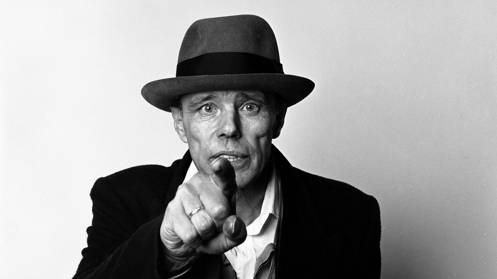 Ein Porträt von Joseph Beuys (1921-1986), Aufnahme circa 1985. Ein Porträt von Joseph Beuys (1921-1986), Aufnahme circa 1985.