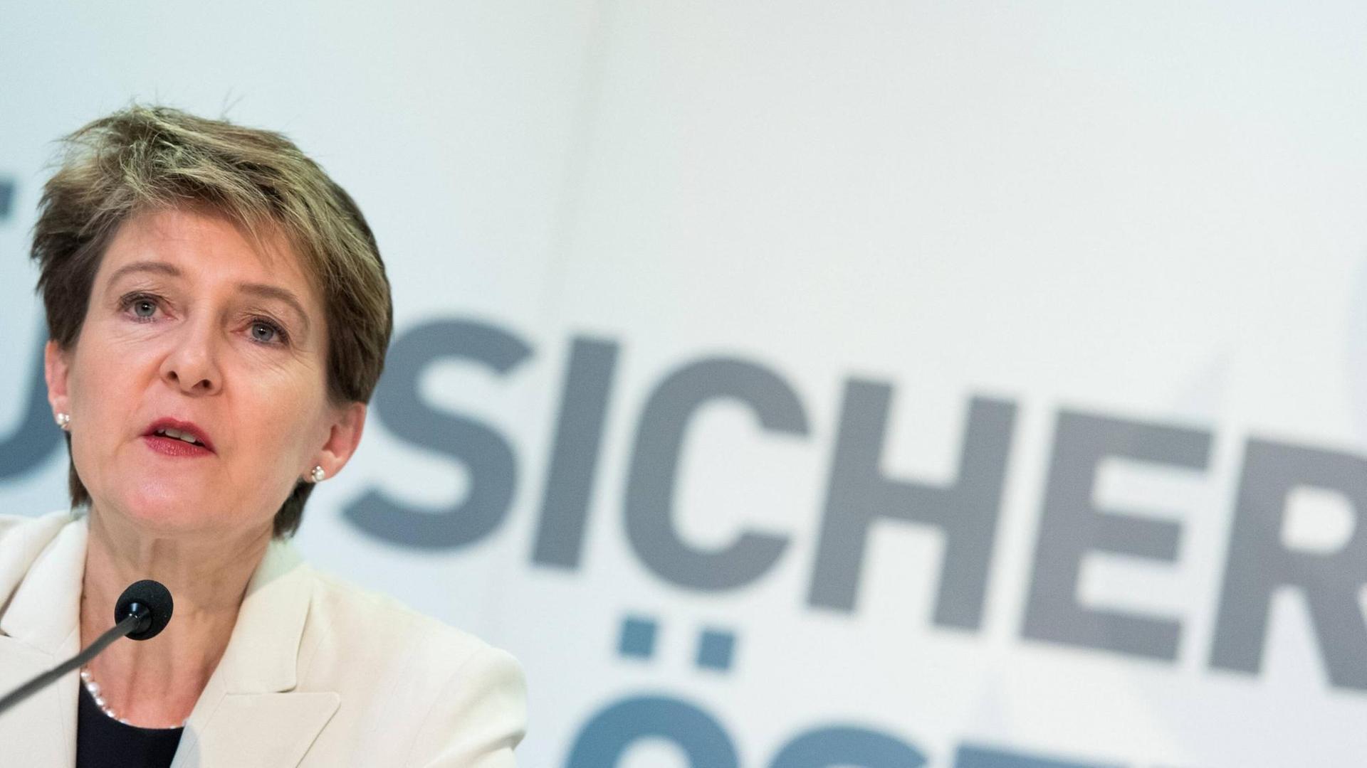 Die Schweizer Innenministerin Simonetta Sommaruga spricht auf der Pressekonferenz nach dem Treffen der deutschsprachigen Innenminister in Wien. Die Schweizer Innenministerin Simonetta Sommaruga spricht auf der Pressekonferenz nach dem Treffen der deutschsprachigen Innenminister in Wien.