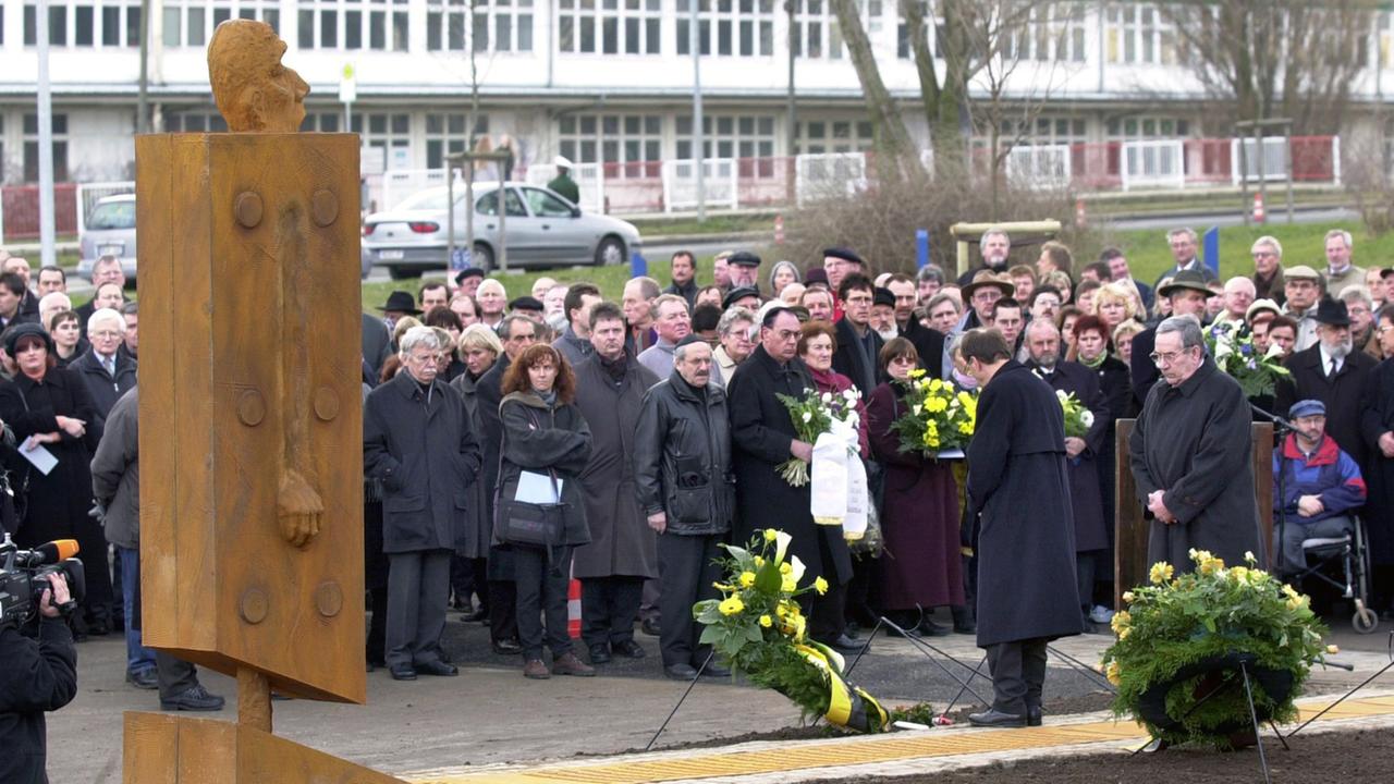 Menschen stehen 2001 in Magdeburg-Rothensee vor einem Mahnmal, das an von den Nazis ermordete ungarische Juden erinnert soll. Das Mahnmal steht an der Stelle, wo sich das Außenlager "Magda" des KZ Buchenwald befand. Menschen stehen 2001 in Magdeburg-Rothensee vor einem Mahnmal, das an von den Nazis ermordete ungarische Juden erinnert soll. Das Mahnmal steht an der Stelle, wo sich das Außenlager "Magda" des KZ Buchenwald befand.