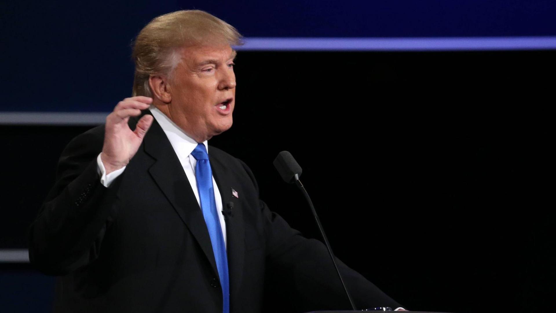 Donald Trump spricht beim TV-Duell gegen Hillary Clinton