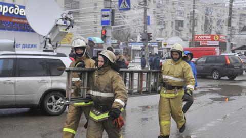 Sicherheitskräfte nach dem tödlichen Anschlag auf einen Bus im russischen Wolgograd
