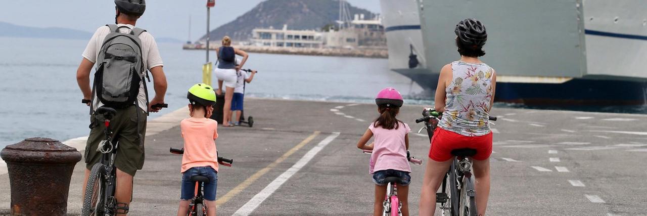 Das Foto zeigt Menschen am Hafen von Split in Kroatien im August 2020. Das Foto zeigt Menschen am Hafen von Split in Kroatien im August 2020.
