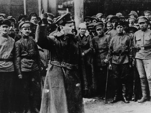 Leo Trotzki bei einer Ansprache vor Soldaten um 1921