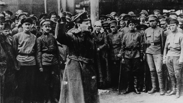 Leo Trotzki bei einer Ansprache vor Soldaten um 1921